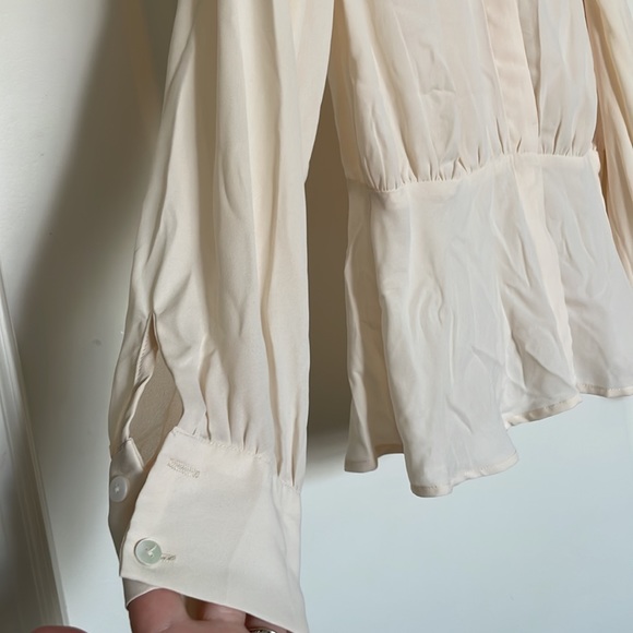 Neutral button blouse - Picture 3 of 4